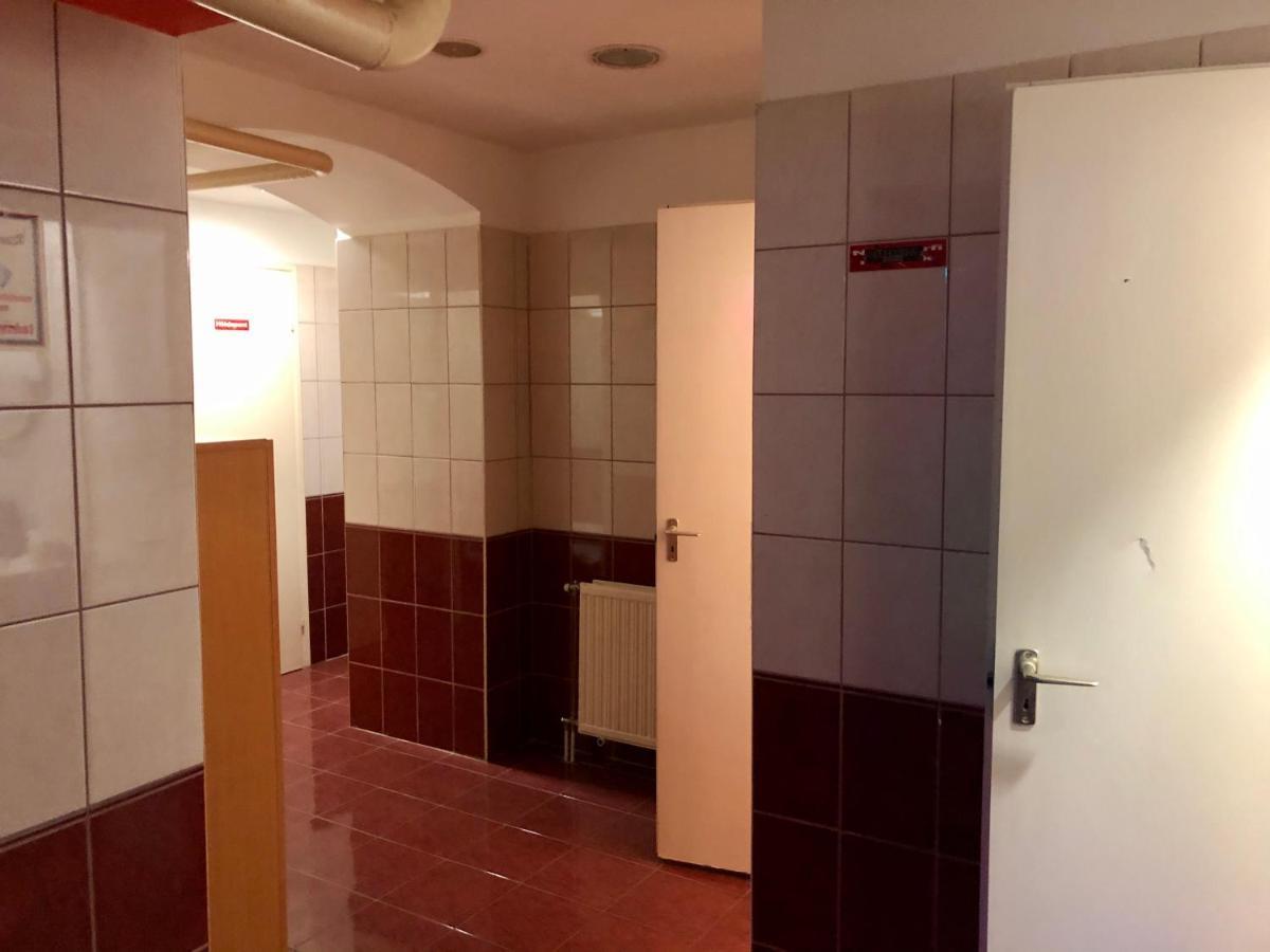 Whole Basement Former Pub3 For Bachelor / Bachelorette Party 부다페스트 외부 사진